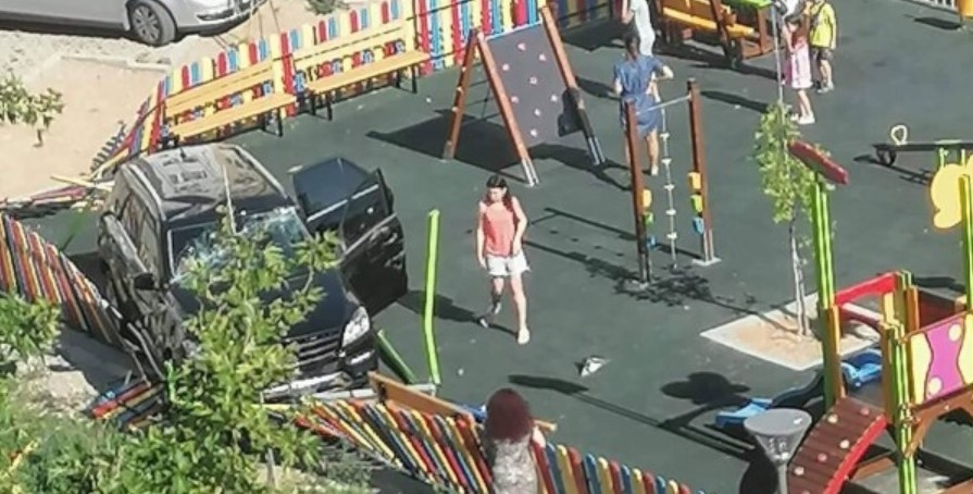 Автомобил се вряза в детска площадка в Сливен заради грешна